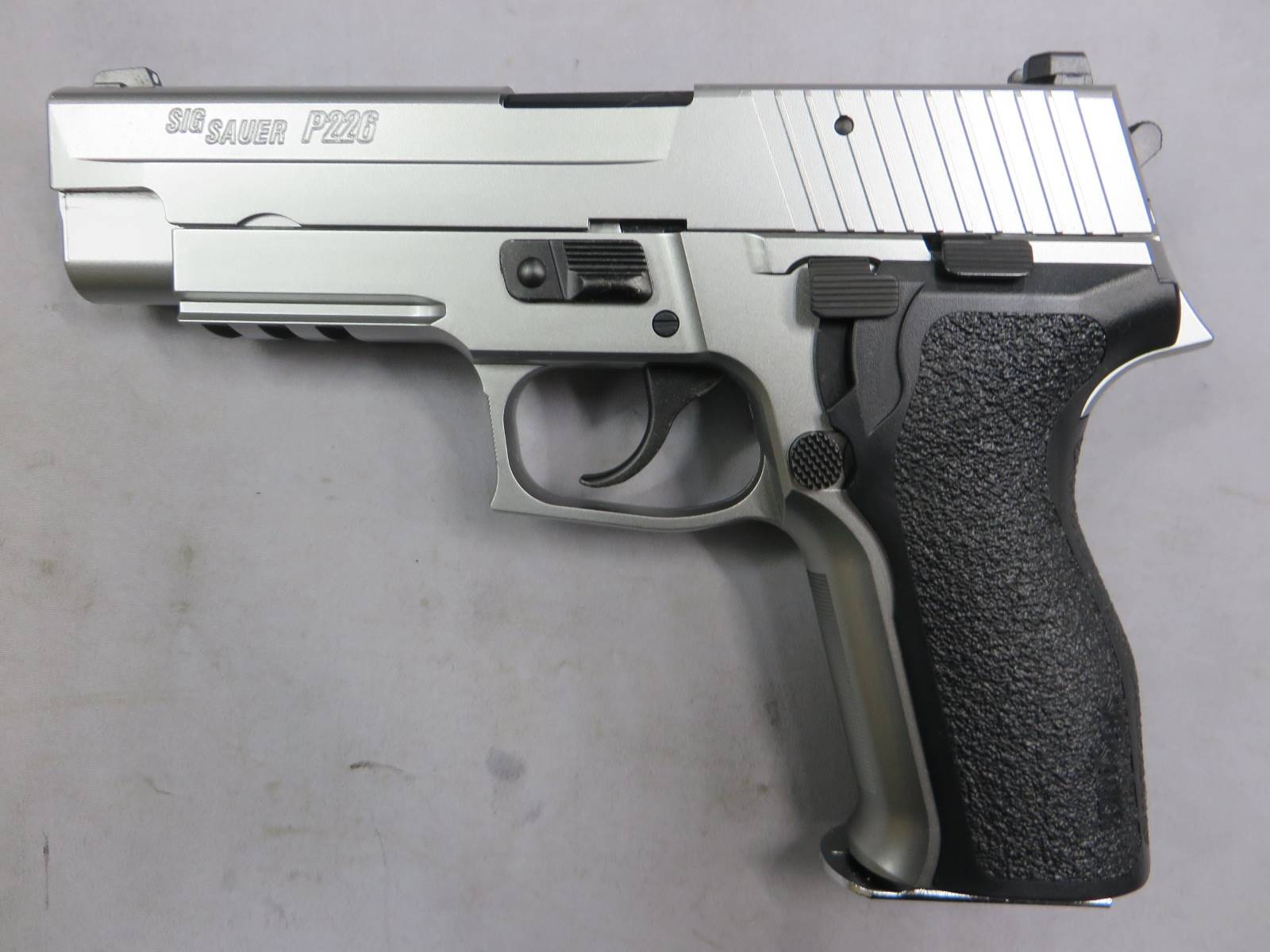 【東京マルイ】SIG SAUER P226 E2 ステンレスモデル