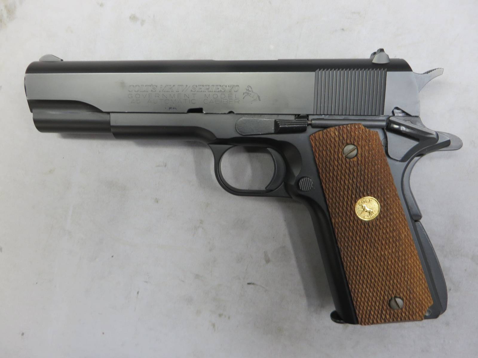 【ウエスタンアームズ】コルト ガバメント MK4シリーズ70 ブラック・木製グリップ