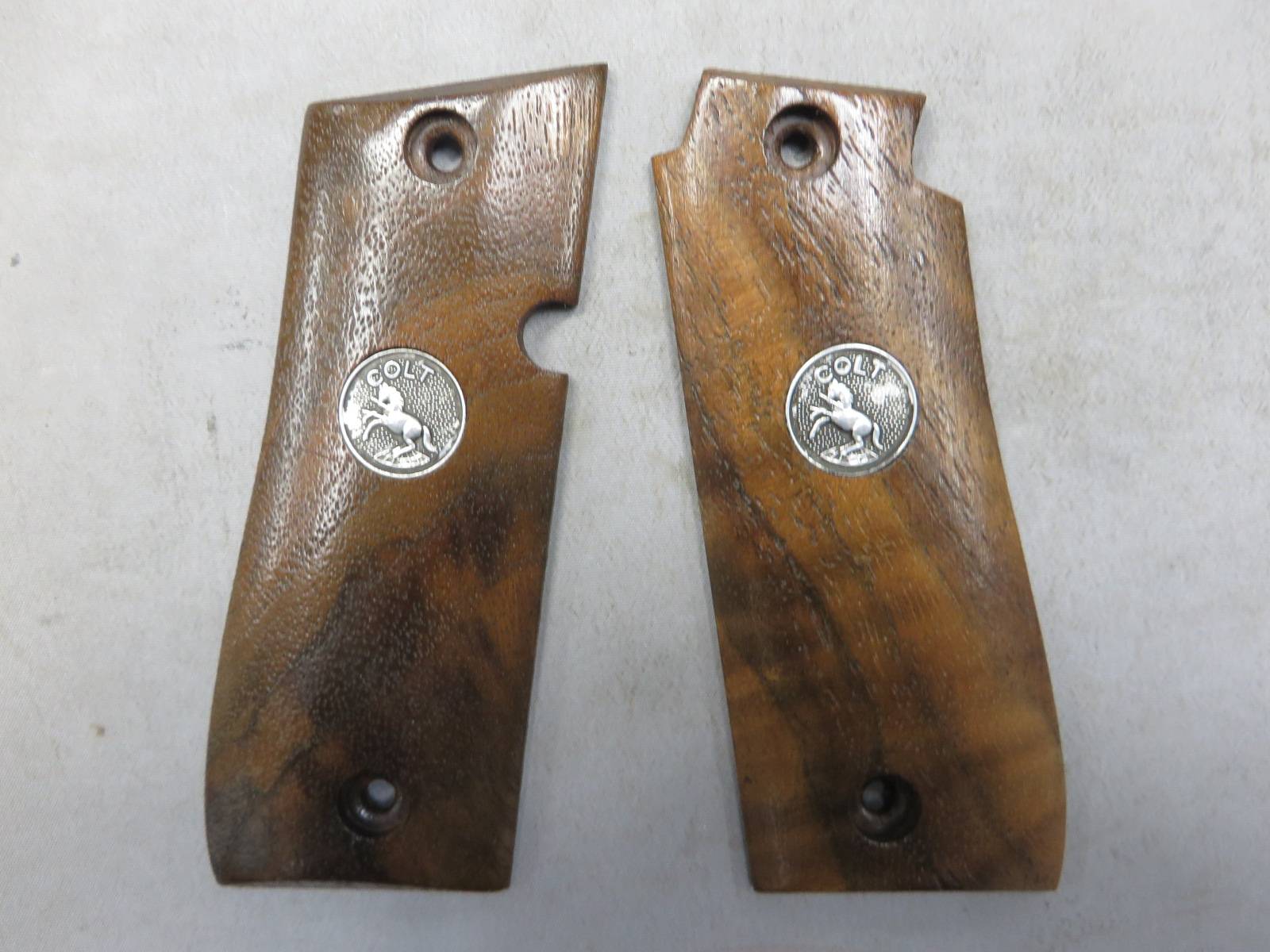 【タナカ】コルト ガバメント.380AUTO フランスクルミ グリップ