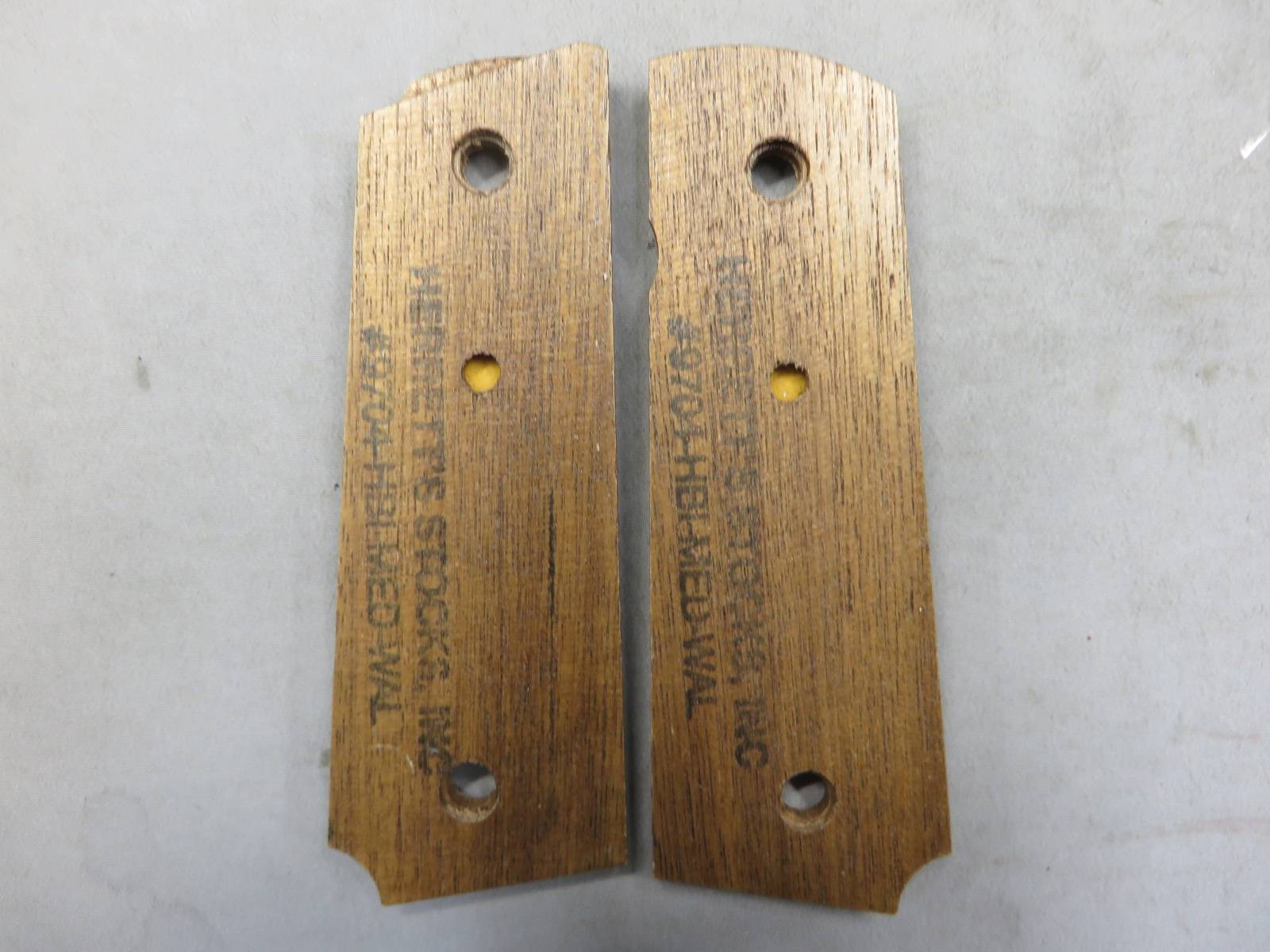 【へレッツ】ガバメント・M1911 フルサイズ チェッカー メダリオン付 ウッド グリップ