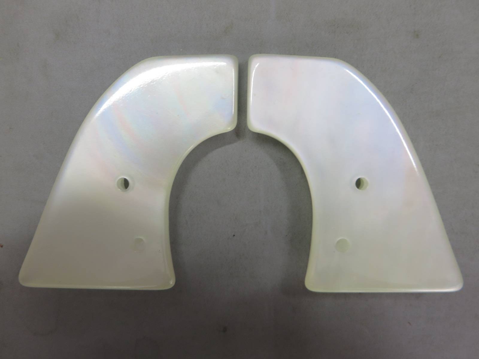 【キャロムショット】コルト SAA.45 ホワイトパール調 グリップ（スクリュー・ナット無）