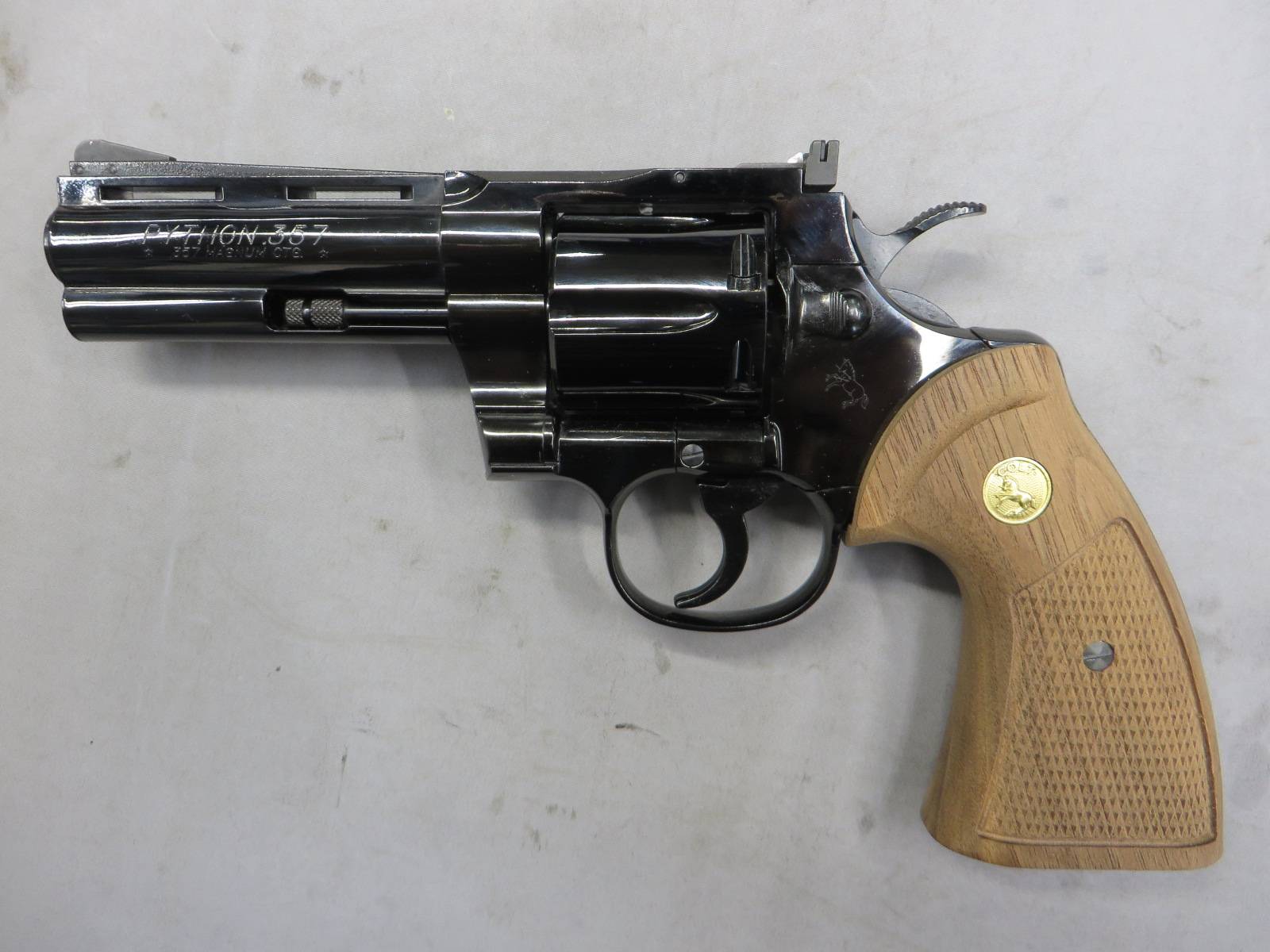 【タナカ】コルトパイソン.357mag 4in スチールフィニッシュ・木製グリップ　モデルガン