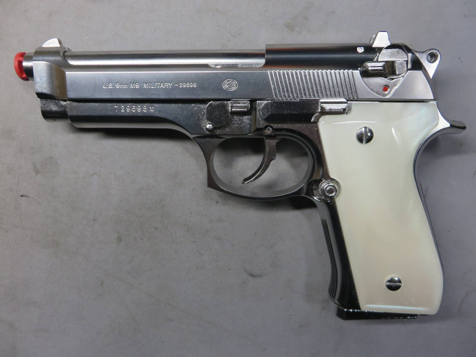 【東京マルイ】M92F クロームステンレス・キャロムショット ホワイトパールグリップ