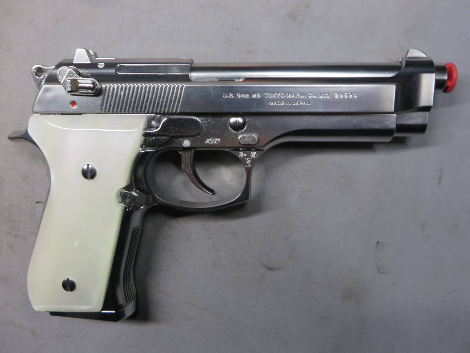 【東京マルイ】M92F クロームステンレス・キャロムショット ホワイトパールグリップ