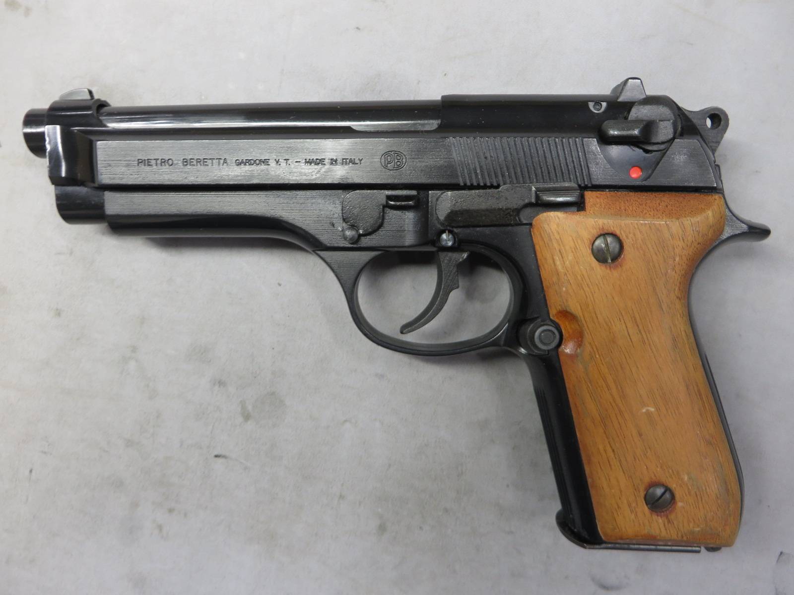 【スズキ】ベレッタ Mod 92SB・木製グリップ・ダミーカート　モデルガン