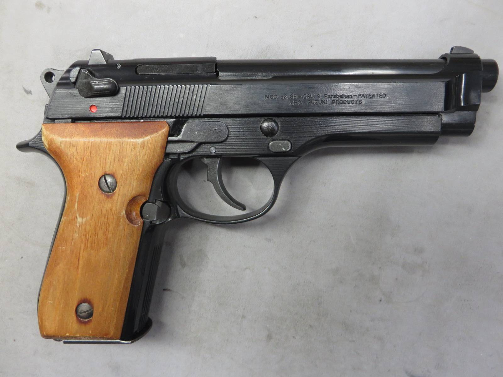 【スズキ】ベレッタ Mod 92SB・木製グリップ・ダミーカート　モデルガン