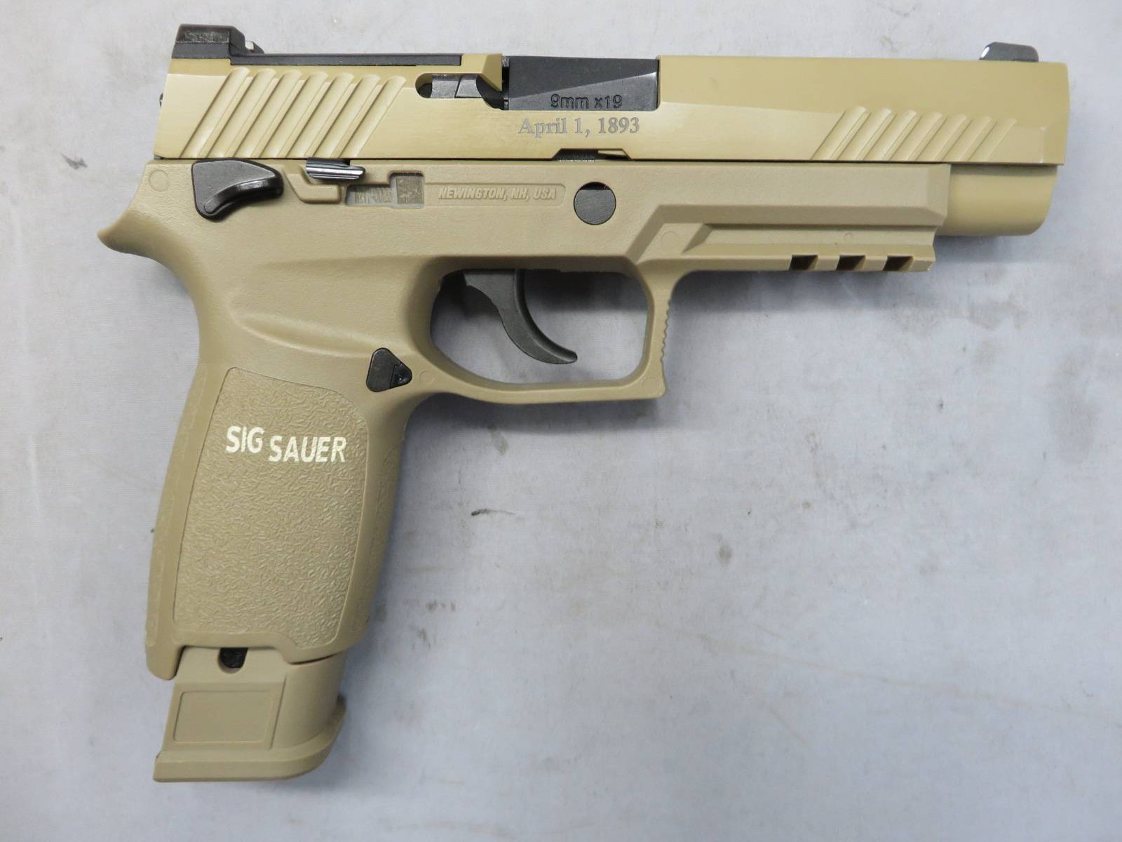 【AEG】SIG P320-M17 USMC 刻印 TAN