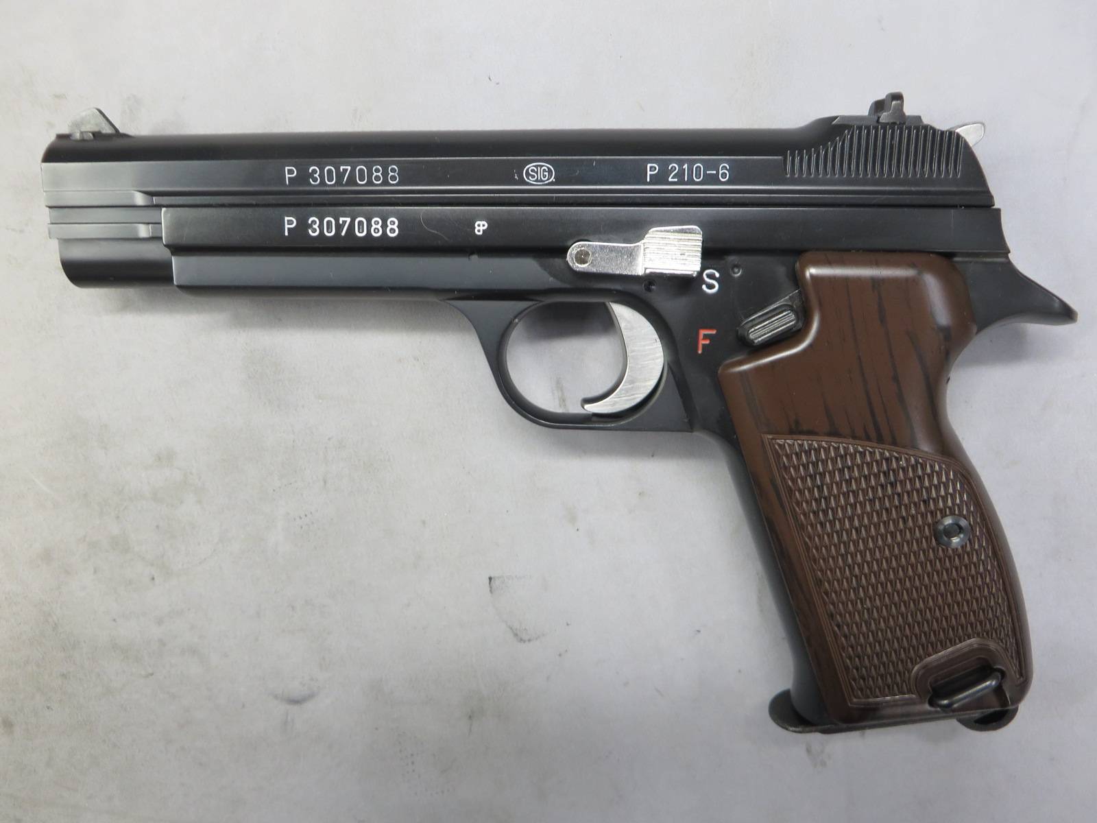 【マルシン】SIG P210-6 8mmBB ブラック ABS・実銃用ガンケース入り