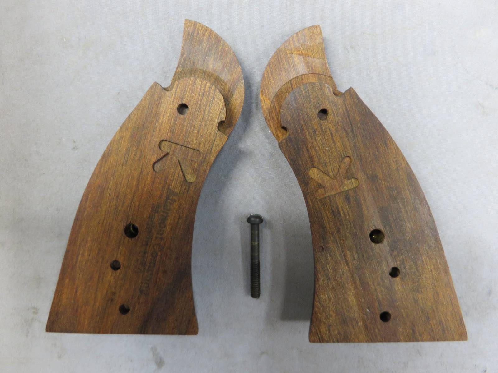 【アルタモント】S&W Kフレーム メダリオン付 スクエアバット スムース木製グリップ