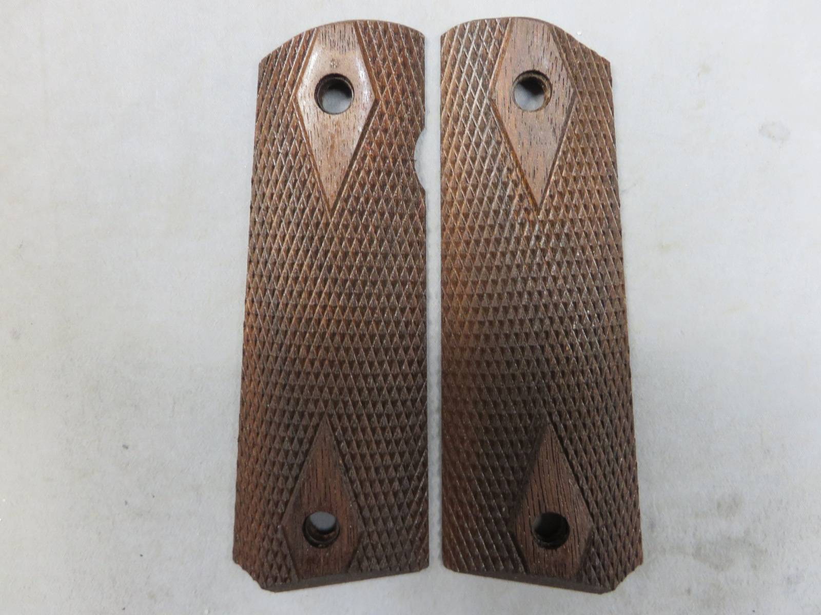 【HOGUE】GM・1911 フルサイズ ダイヤチェッカー 木製グリップ