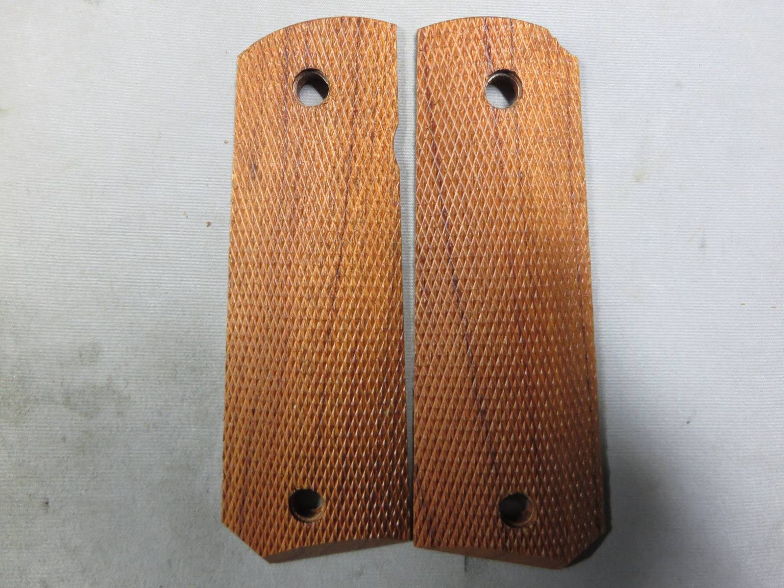 【へレッツ】M1911 フルサイズ フルチェッカー グリップ