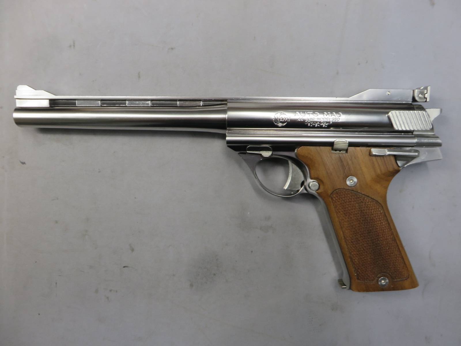 【マルシン】44AUTO MAG CLINT1 8ｍｍBB シルバー・木製グリップ・ガンケース付き