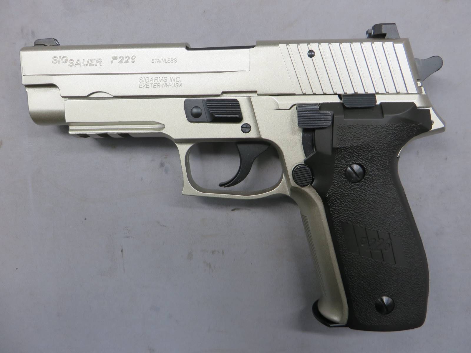 【タナカ】SIG SAUER P226 レイルドフレイム WARM Silver オールHW Evolution2 モデルガン