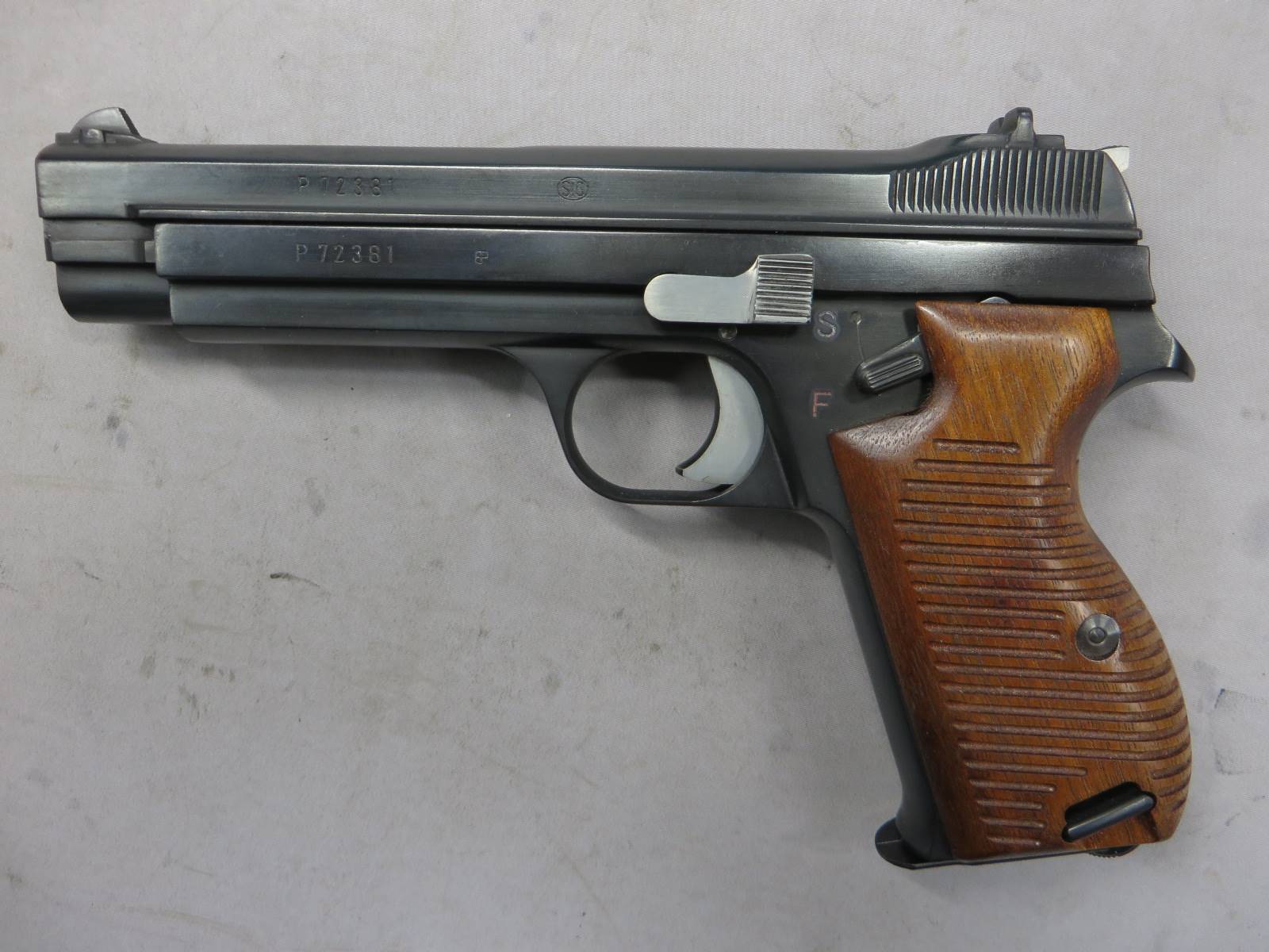 【CAW】SIG P210 MGC Revival HW・ブルーイング・木製グリップ モデルガン