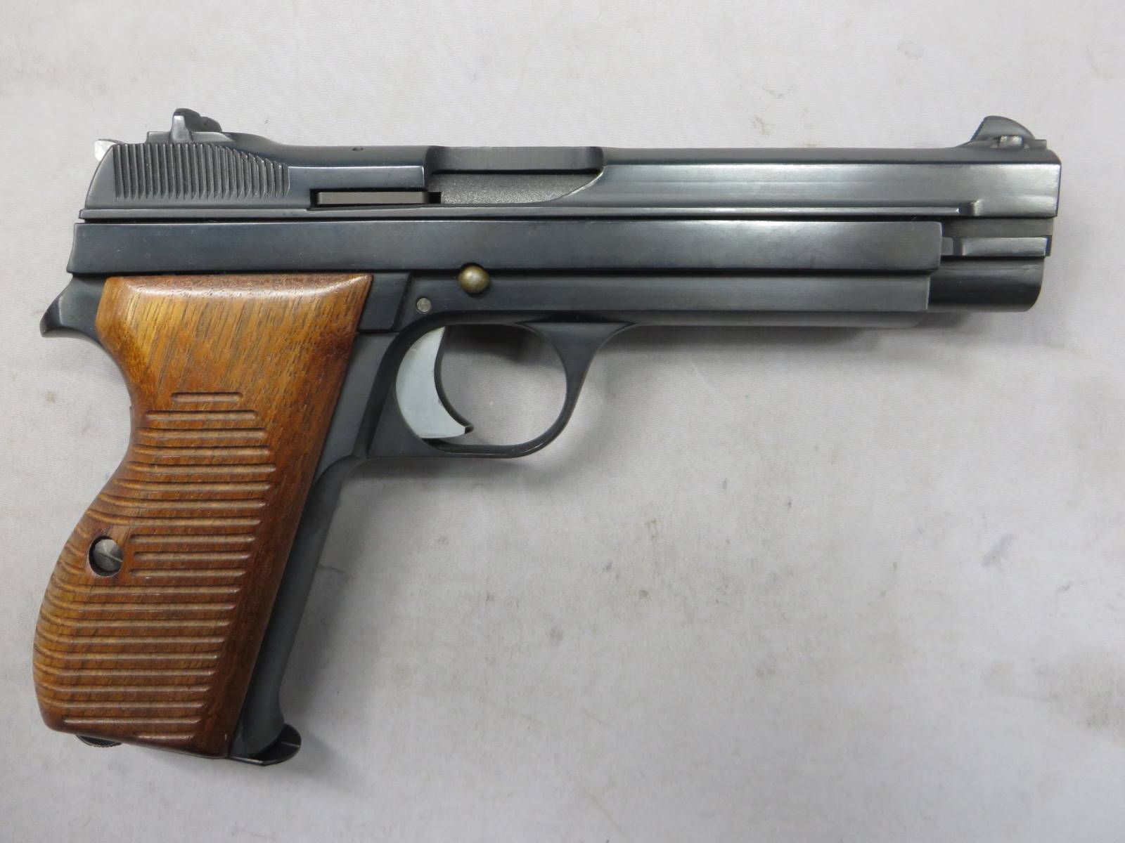 【CAW】SIG P210 MGC Revival HW・ブルーイング・木製グリップ モデルガン