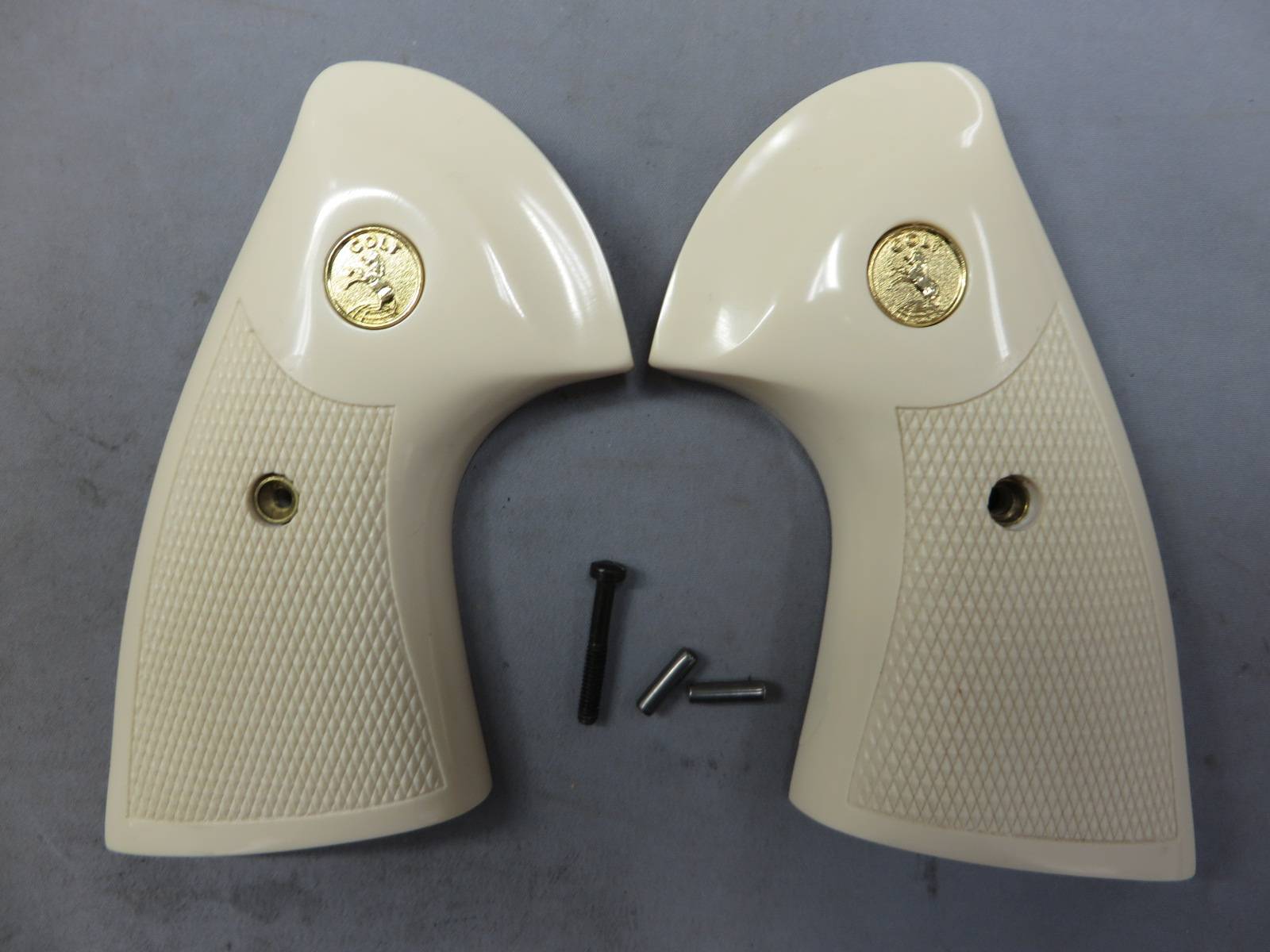 【アルタモント】コルト パイソン 2020ターゲット Bonded Ivory チェッカー W/Gold メダリオン