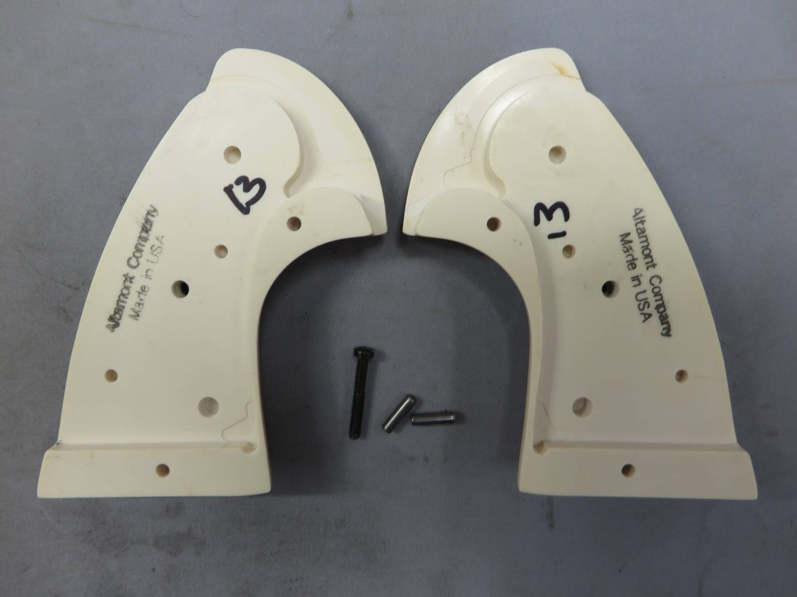 【アルタモント】コルト パイソン 2020ターゲット Bonded Ivory チェッカー W/Gold メダリオン