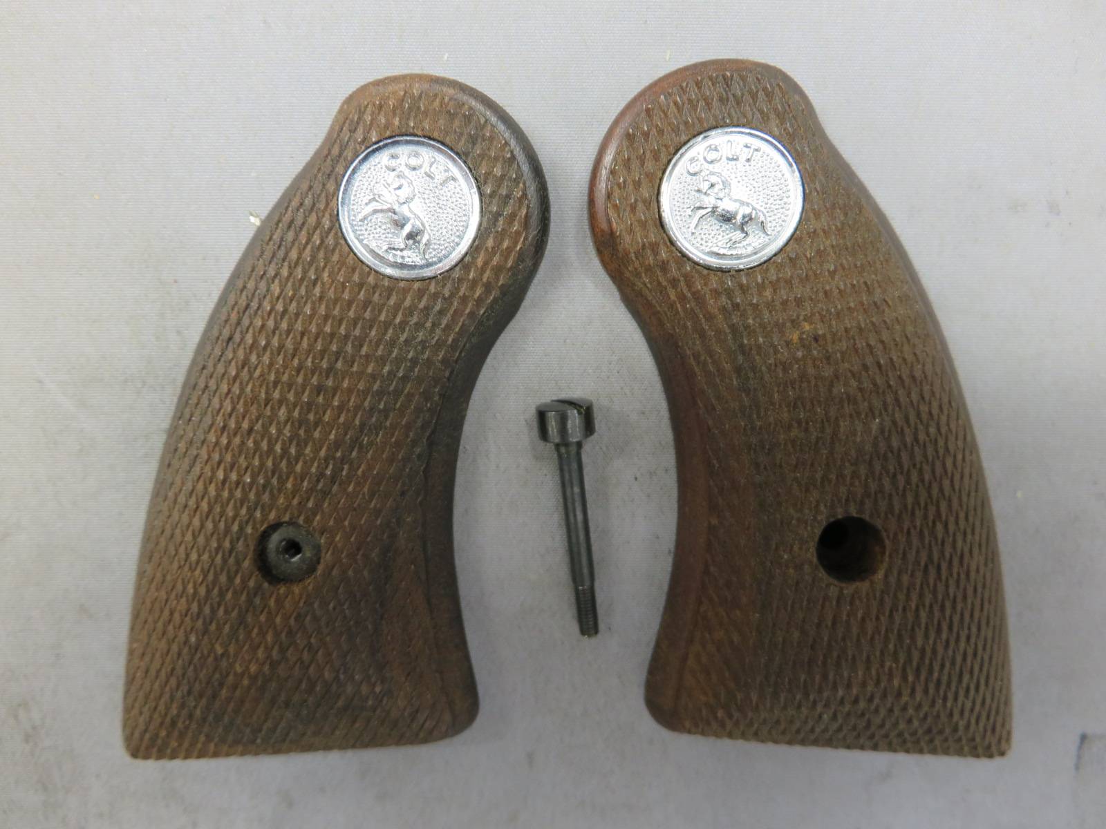 【コルト純正】コルト ディテクティブ メダリオン付き 木製グリップ