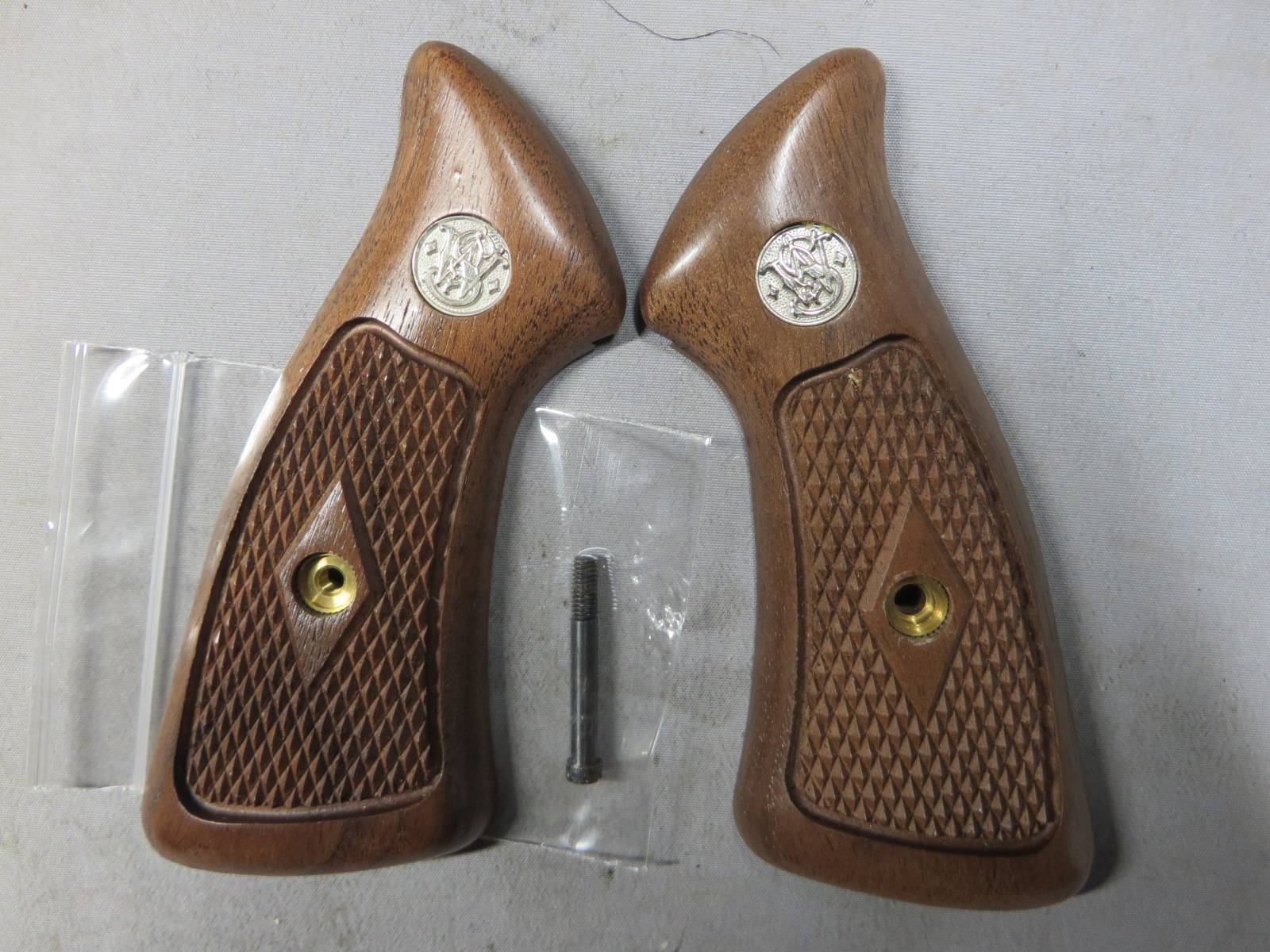 【タナカ】S&W Jフレーム スクエアバット ウォールナットチェッカー +Weight