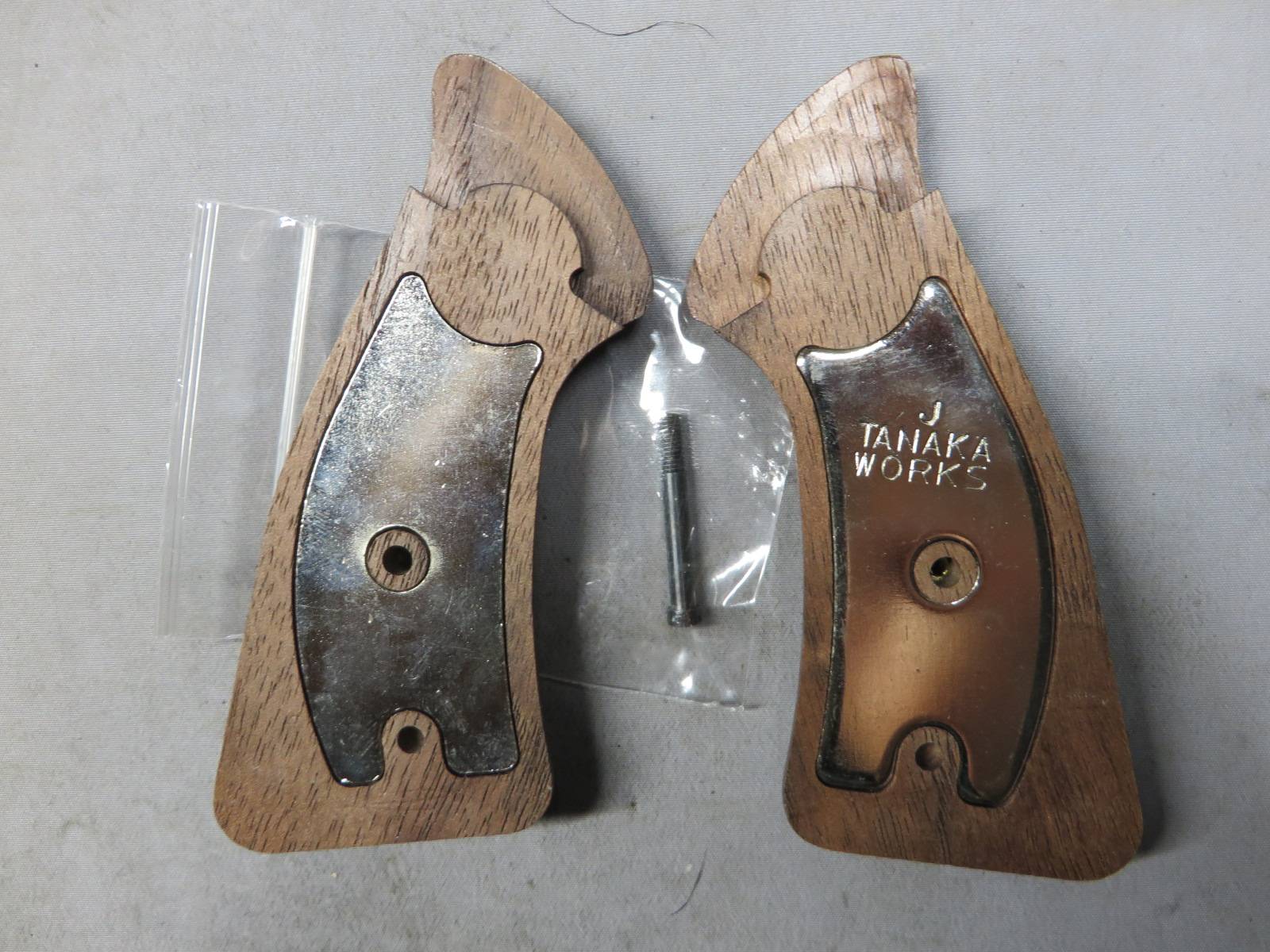 【タナカ】S&W Jフレーム スクエアバット ウォールナットチェッカー +Weight