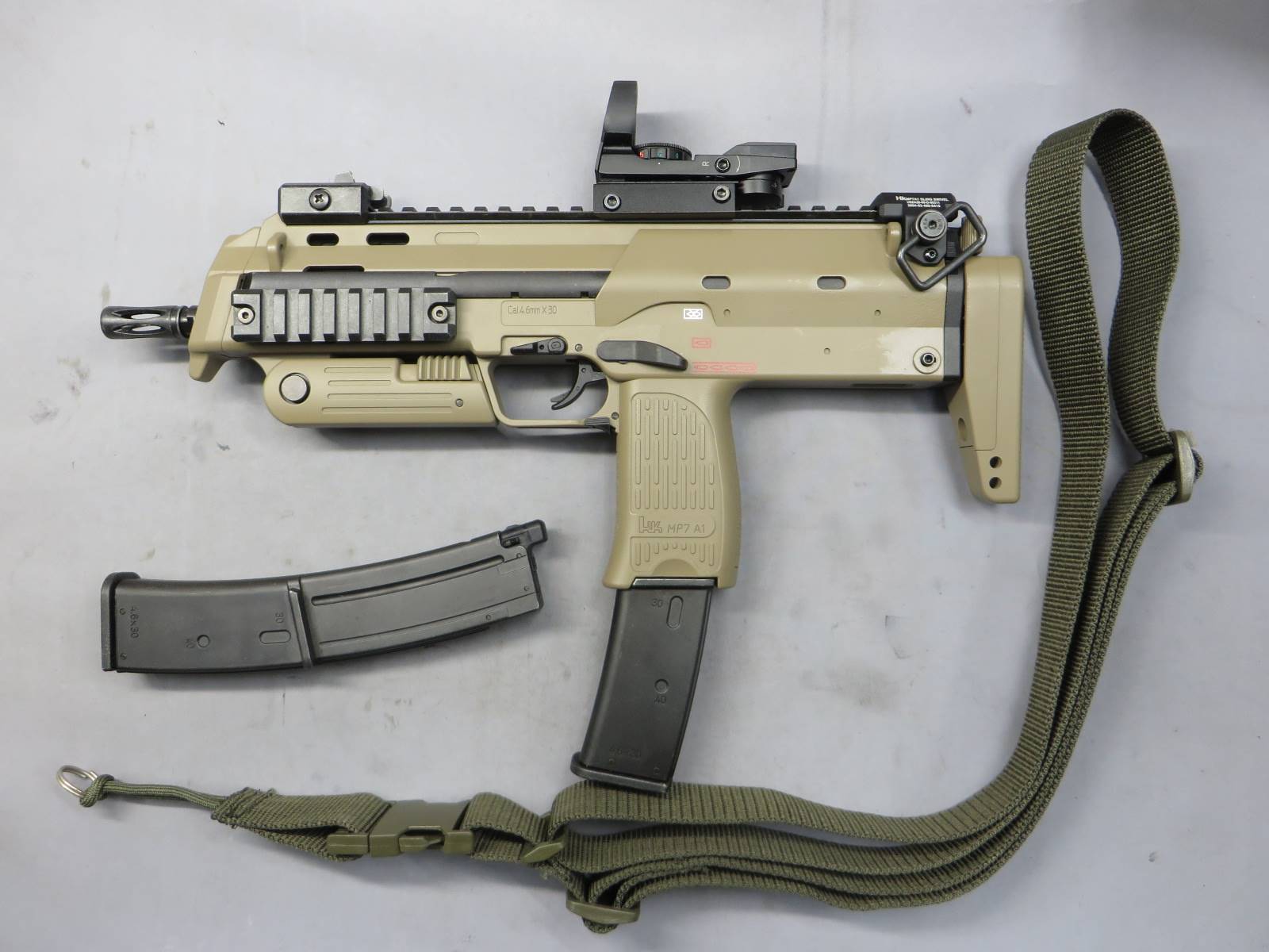 【東京マルイ】 MP7A1 TAN GBB・ダットサイト・スリングスイベルエンド・スリング・スペアマガジン