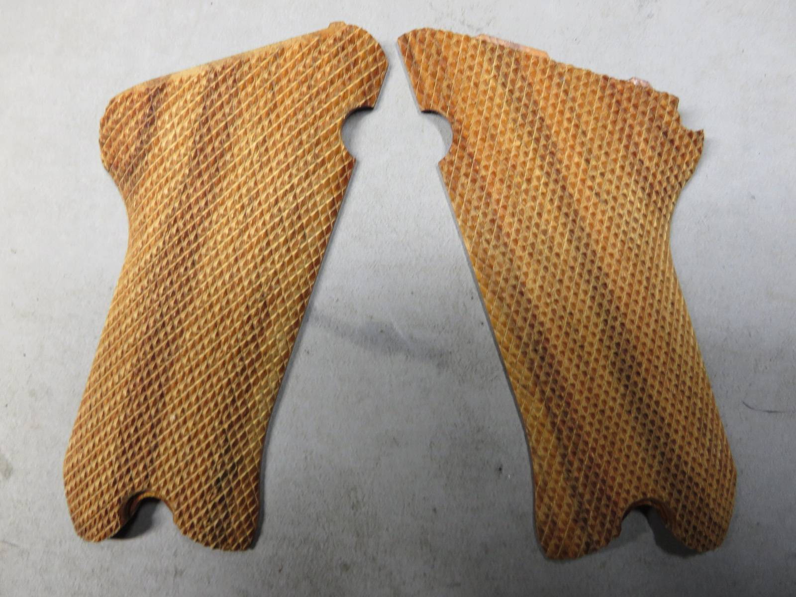 【タナカまたはキャロムショット】ルガーP08 木製グリップ