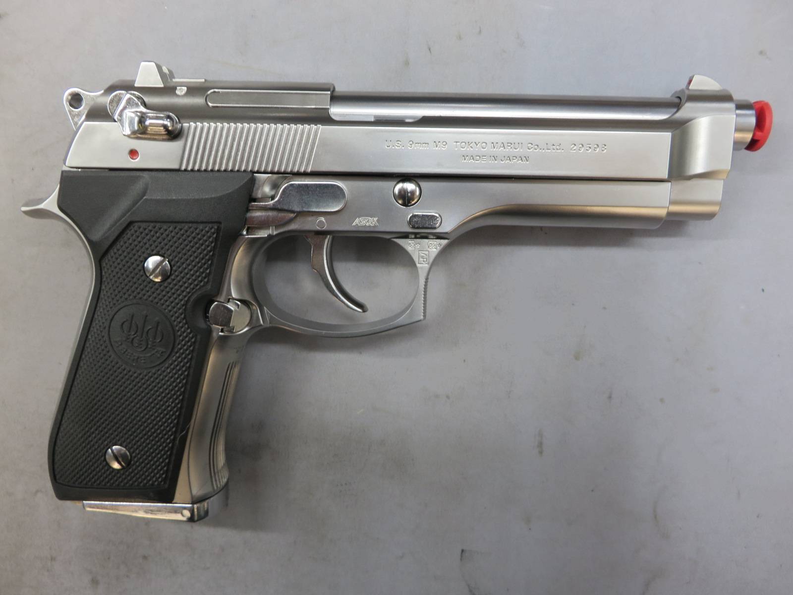 【東京マルイ】M92F クロームステンレス。ベレッタ刻印グリップ