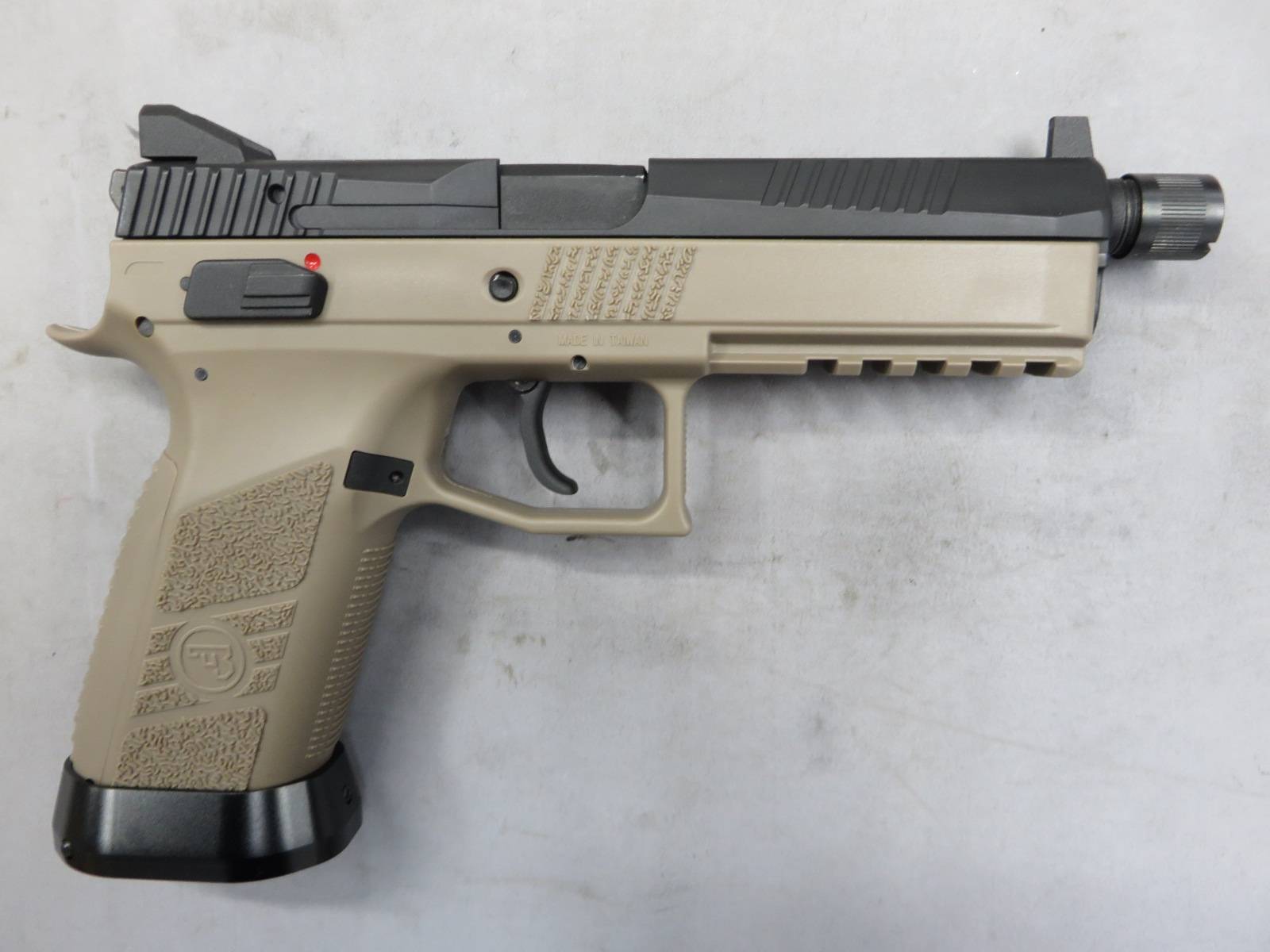 【Carbon8】CZ P-09 Tan フレーム CO2・サイレンサー対応アウターバレル・マグウェル